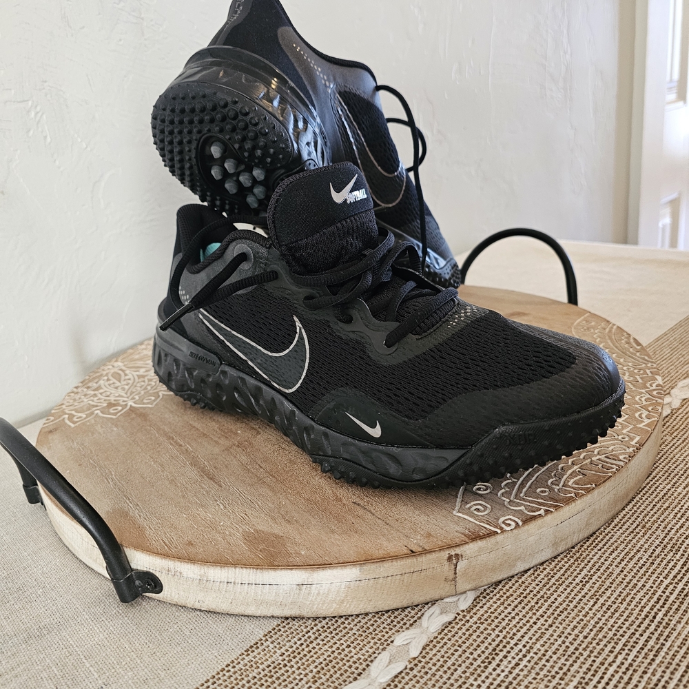 Womens Nike Softball Turf Cleats in Black with Silver Swoosh - Picture 2 of 7